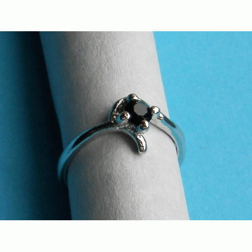 Zilveren ring met zwarte Swarovski, model AB, maat 16