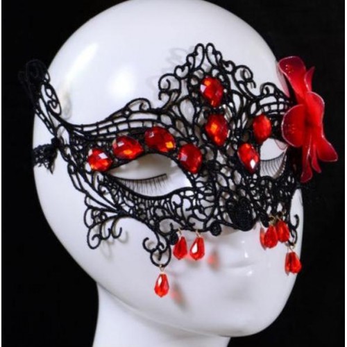 Zwart kanten masker met rood kristal en bloem
