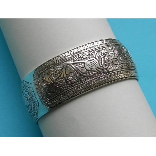 Brede zilveren armband met bloemenrank motief, model B