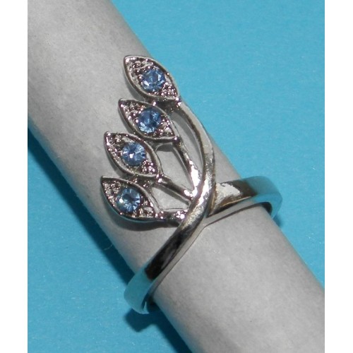 Zilveren ring met lichtblauwe Swarovski, model O, maat 18
