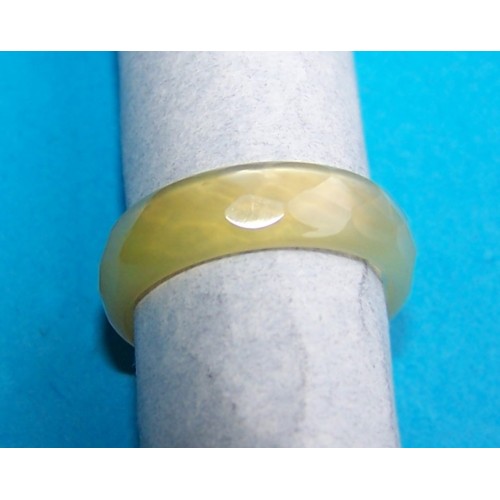 Gefacetteerde gele Agaat ring, 5mm breed, maat 17