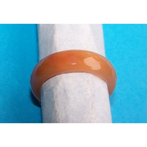 Gefacetteerde oranje Agaat ring, 5mm breed, maat 18