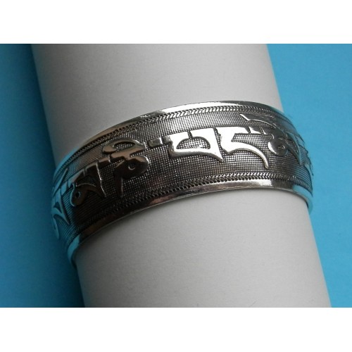 Brede zilveren armband met mantra motief, model A
