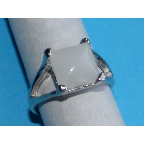 Zilveren ring met melkwitte agaat, model G, maat 19