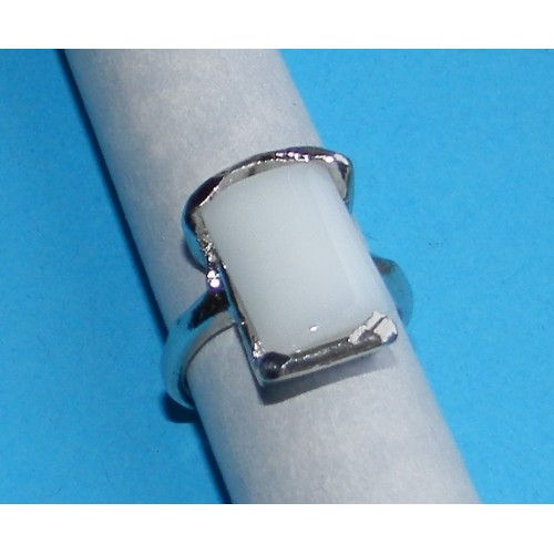 Zilveren ring met witte agaat, model D, maat 17