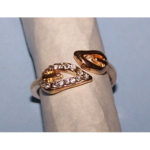Goudkleurige ring, blad motief, met strass, maat 16